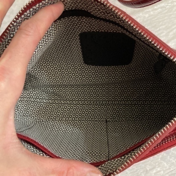 Brighton red shiny embossed leather messenger bag - Picture 13 of 14